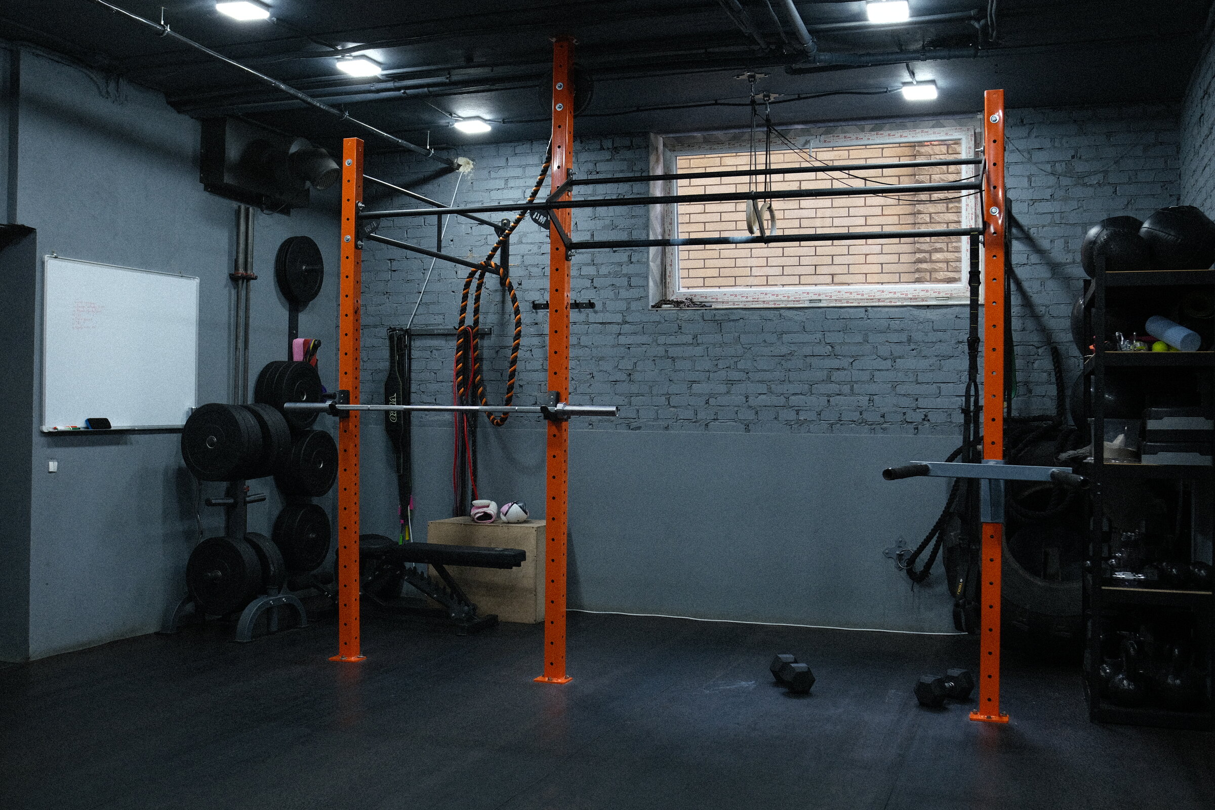 Силова рама та зона CrossFit з вільними вагами в залі Arena Gym