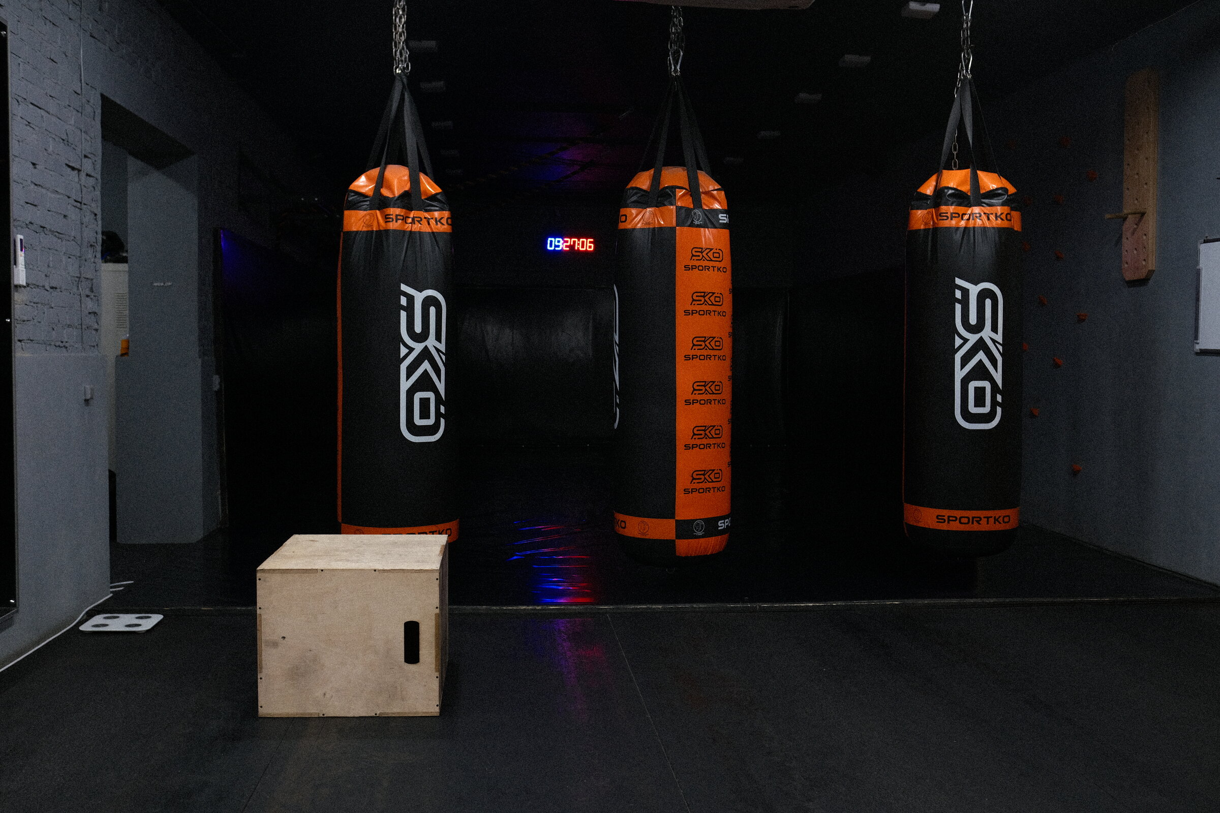 Бойова зона з боксерськими мішками SPORTKO в залі Arena Gym